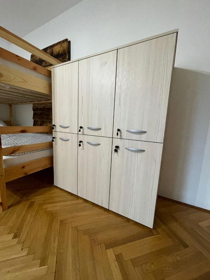 Hostel LakeBled Buitenkant foto